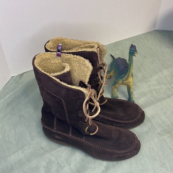 Timberland Women’s Tan Faux Sherpa and Brown Suede Mocc-Stitched Boots | 7 - Picture 3 of 8